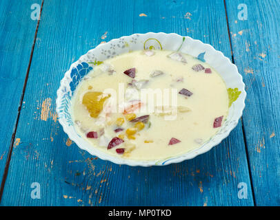 Estate zuppa di mais - Aggiungi stock e le patate e portare a ebollizione. Foto Stock