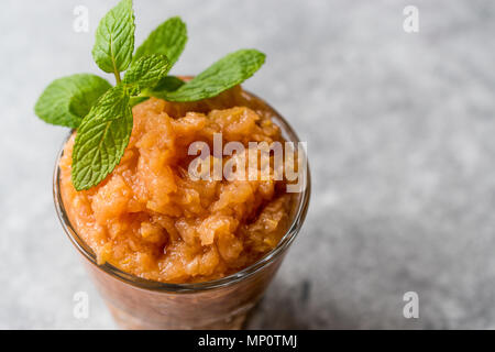 In casa italiana granita di mandarino Gelato con foglie di menta. Alimenti biologici. Foto Stock