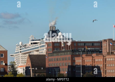 Lussuosa nave da crociera 'MSC Fantasia' behinf ufficio blocchi di lasciare la città di Kiel sul fiordo di Kiel per il Mar Baltico, Kiel, Schleswig-Holstein, Germania Foto Stock
