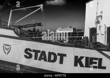 Lussuosa nave da crociera 'MSC Fantasia' lasciando la città di Kiel sul fiordo di Kiel per il Mar Baltico, Kiel, Schleswig-Holstein, Germania Foto Stock