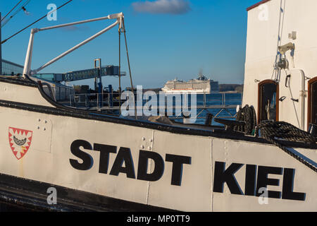 Lussuosa nave da crociera 'MSC Fantasia' lasciando la città di Kiel sul fiordo di Kiel per il Mar Baltico, Kiel, Schleswig-Holstein, Germania Foto Stock