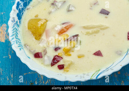 Estate zuppa di mais - Aggiungi stock e le patate e portare a ebollizione. Foto Stock