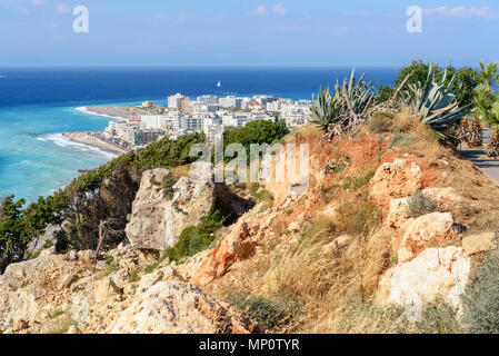 Rocce e vista sul mare e la città di Rodi. L' isola di Rodi, Grecia Foto Stock