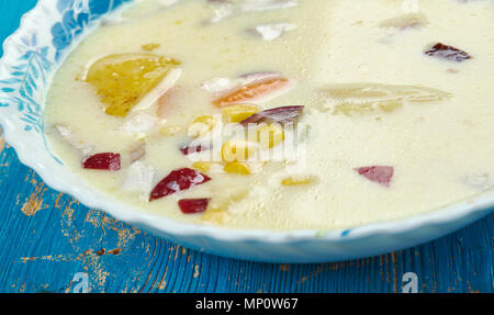 Estate zuppa di mais - Aggiungi stock e le patate e portare a ebollizione. Foto Stock