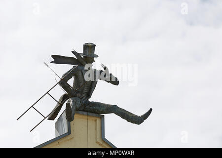 KLAIPEDA, Lituania - Luglio 05, 2017: Spazzacamino scultura sul tetto nella Città Vecchia di Klaipeda, Lituania. Foto Stock