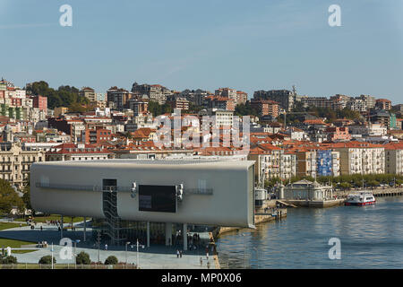 SANTANDER, Spagna - 29 settembre 2017: Centro Botín o Botin Center è stato progettato dall'architetto italiano Renzo Piano e che culturali costruzione della struttura Foto Stock