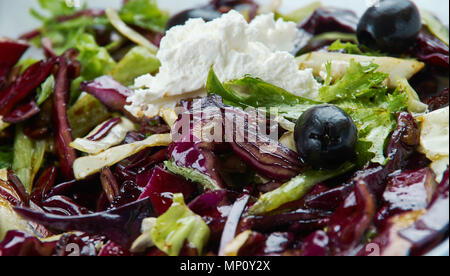 Cavolo rosso Mojo Slaw cubani di salsa di Mojo è realizzato con tonnellate di aglio, succo d'arancia fresco, e un sacco di origano e cumino. Foto Stock