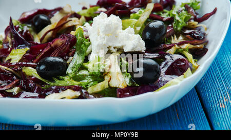 Cavolo rosso Mojo Slaw cubani di salsa di Mojo è realizzato con tonnellate di aglio, succo d'arancia fresco, e un sacco di origano e cumino. Foto Stock