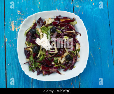 Cavolo rosso Mojo Slaw cubani di salsa di Mojo è realizzato con tonnellate di aglio, succo d'arancia fresco, e un sacco di origano e cumino. Foto Stock