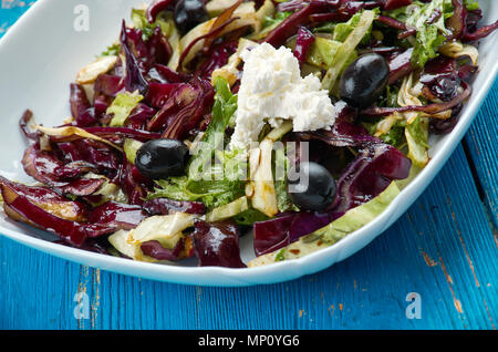 Cavolo rosso Mojo Slaw cubani di salsa di Mojo è realizzato con tonnellate di aglio, succo d'arancia fresco, e un sacco di origano e cumino. Foto Stock