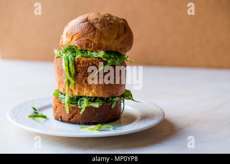 Insalata di alghe marine in sandwich con il panettone pane. Un fast food. Foto Stock