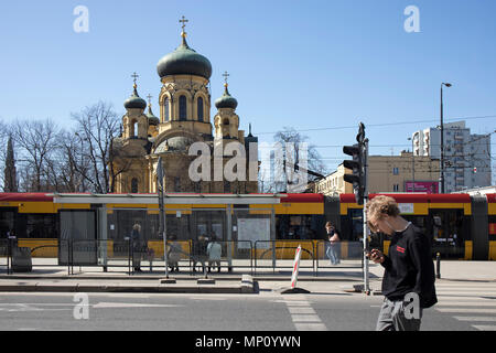 Varsavia, Polonia - 28 Aprile 2018: Polacco ortodossi Cattedrale di Santa Maria Maddalena (Russo in stile Revival) in disrict Praga. Ragazzo in t-sirt con il segno "Har Foto Stock