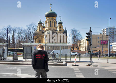 Varsavia, Polonia - 28 Aprile 2018: Polacco ortodossi Cattedrale di Santa Maria Maddalena (Russo in stile Revival) in disrict Praga. Ragazzo in t-sirt con il segno "Har Foto Stock