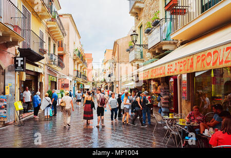 Taormina, Italia - 25 Settembre 2017: turisti nel corso Umberto di Taormina, Sicilia, Italia Foto Stock