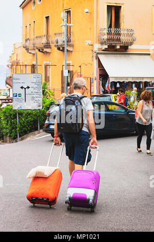 Taormina, Italia - 25 Settembre 2017: Uomo nel bagaglio in strada di Taormina in Sicilia, Italia Foto Stock