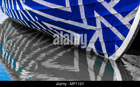 Un nuovo blu e bianco a mano skiff ormeggiati Foto Stock