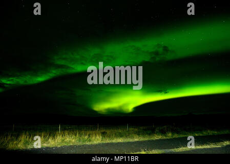 Fantastici Northern Lights oltre l'Islanda sky. Il luminoso luci di ballo dell'Aurora Boreale. Luce verde nel bellissimo Tenebrologo. Foto Stock