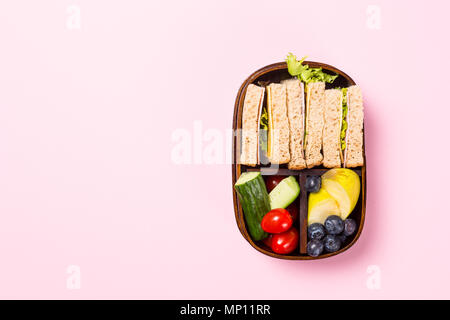 Scuola di legno scatola di pranzo con panini Foto Stock