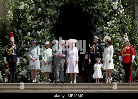 Ragland Doria, il Principe di Galles e la duchessa di Cornovaglia, il Duca e la Duchessa di Cambridge con Prince George e la Principessa Charlotte lasciare alla cappella di San Giorgio nel Castello di Windsor dopo le nozze del principe Harry e Meghan Markle. Foto Stock