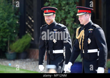 Il principe Harry e il Duca di Cambridge arriva a alla cappella di San Giorgio nel Castello di Windsor prima principe Harry's wedding a Meghan Markle. Foto Stock