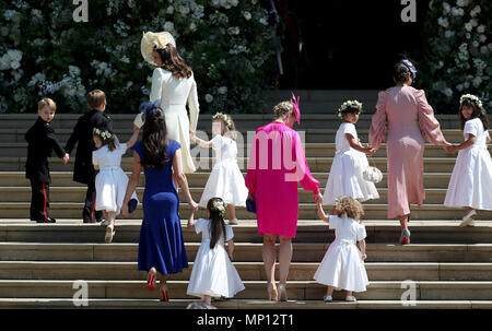 La Duchessa di Cambridge, Prince George e la Principessa Charlotte con altre damigelle e membri del partito di nozze arriva a alla cappella di San Giorgio nel Castello di Windsor per le nozze del principe Harry e Meghan Markle. Foto Stock