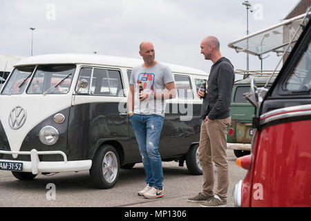 Vintage, retro Volkswagen VW Transorters Foto Stock