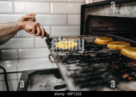 Fumoso di carne e gli ingredienti per la cottura alla griglia gli hamburger. Hamburger processo di preparazione, il fast food per la cottura Foto Stock