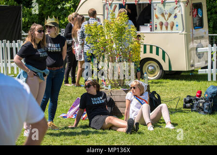 19 Maggio 2018 - un apparente hen-do di donne che indossano "sposa squad" t-shirt guardato il royal wedding processione lungo il lungo cammino del principe Harry e Meghan Markle. Foto Stock