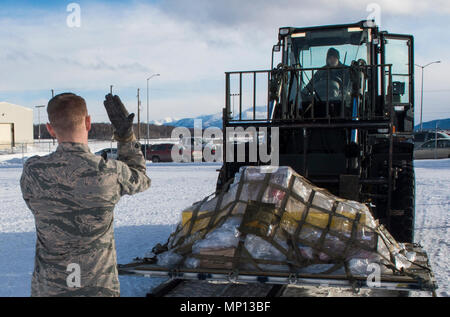 Senior Airman Brian Wood, 673d disponibilità logistica squadrone manutenzione veicolo artigiano, marescialli Airman 1. Classe Giovanni Figueirdo, 673d LRS manutenzione veicolo apprendista, durante un esercizio di mobilità a base comune Elmendorf-Richardson, Alaska, 9 marzo 2018. Esercizi di mobilità sono progettati per colmare il divario tra il semi-annuale POLAR esercizi di forza. Essi migliorano la disponibilità e la formazione, fornendo al tempo stesso facilmente comprensibile di momenti di augmentees il compito di sostenere il carico di elaborazione. Foto Stock