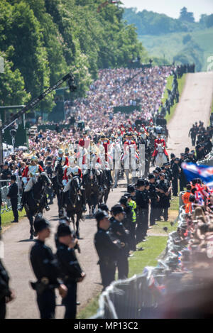 19 Maggio 2018 - La processione del principe Harry e Meghan Markle dopo il royal wedding arriva alla lunga passeggiata, come oltre 100.000 tifosi allietare su entrambi i lati del percorso. La coppia reale sono ora chiamato il Duca e la Duchessa di Sussex. Foto Stock