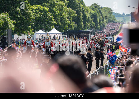 19 Maggio 2018 - La processione del principe Harry e Meghan Markle dopo il royal wedding arriva alla lunga passeggiata, come oltre 100.000 tifosi allietare su entrambi i lati del percorso. La coppia reale sono ora chiamato il Duca e la Duchessa di Sussex. Foto Stock