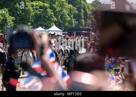 19 Maggio 2018 - La processione del principe Harry e Meghan Markle dopo il royal wedding arriva alla lunga passeggiata, come oltre 100.000 tifosi allietare su entrambi i lati del percorso. La coppia reale sono ora chiamato il Duca e la Duchessa di Sussex. Foto Stock