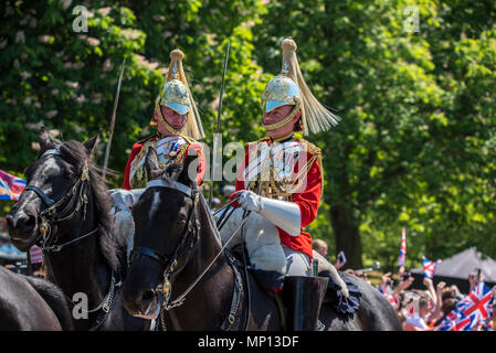 19 Maggio 2018 - La processione del principe Harry e Meghan Markle dopo il royal wedding arriva alla lunga passeggiata, come oltre 100.000 tifosi allietare su entrambi i lati del percorso. La coppia reale sono ora chiamato il Duca e la Duchessa di Sussex. Foto Stock