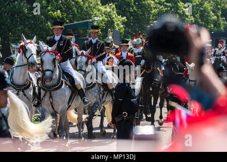 19 Maggio 2018 - TRH il Duca e la Duchessa di Sussex partecipare nel loro primo giunto giro in carrozza intorno a Windsor immediatamente dopo il loro matrimonio regale nel castello di Windsor. Il percorso chiuso lungo la lunga passeggiata, dove folle acclamato a gran voce per la coppia di novelli sposi del principe Harry e Meghan Markle. Foto Stock