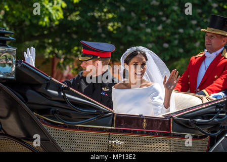 19 Maggio 2018 - TRH il Duca e la Duchessa di Sussex partecipare nel loro primo giunto giro in carrozza intorno a Windsor immediatamente dopo il loro matrimonio regale nel castello di Windsor. Il percorso chiuso lungo la lunga passeggiata, dove folle acclamato a gran voce per la coppia di novelli sposi del principe Harry e Meghan Markle. Foto Stock