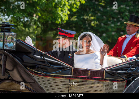 19 Maggio 2018 - TRH il Duca e la Duchessa di Sussex partecipare nel loro primo giunto giro in carrozza intorno a Windsor immediatamente dopo il loro matrimonio regale nel castello di Windsor. Il percorso chiuso lungo la lunga passeggiata, dove folle acclamato a gran voce per la coppia di novelli sposi del principe Harry e Meghan Markle. Foto Stock