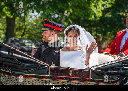 19 Maggio 2018 - TRH il Duca e la Duchessa di Sussex partecipare nel loro primo giunto giro in carrozza intorno a Windsor immediatamente dopo il loro matrimonio regale nel castello di Windsor. Il percorso chiuso lungo la lunga passeggiata, dove folle acclamato a gran voce per la coppia di novelli sposi del principe Harry e Meghan Markle. Foto Stock