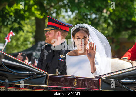 19 Maggio 2018 - TRH il Duca e la Duchessa di Sussex partecipare nel loro primo giunto giro in carrozza intorno a Windsor immediatamente dopo il loro matrimonio regale nel castello di Windsor. Il percorso chiuso lungo la lunga passeggiata, dove folle acclamato a gran voce per la coppia di novelli sposi del principe Harry e Meghan Markle. Foto Stock