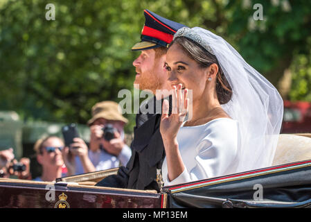 19 Maggio 2018 - TRH il Duca e la Duchessa di Sussex partecipare nel loro primo giunto giro in carrozza intorno a Windsor immediatamente dopo il loro matrimonio regale nel castello di Windsor. Il percorso chiuso lungo la lunga passeggiata, dove folle acclamato a gran voce per la coppia di novelli sposi del principe Harry e Meghan Markle. Foto Stock