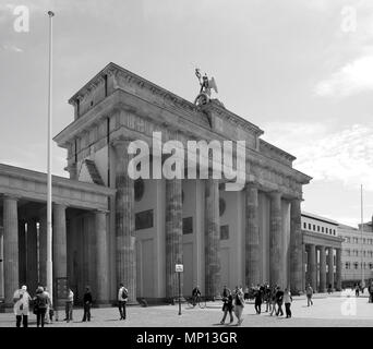 Berlino GERMANIA, vista generale GV, la Porta di Brandeburgo (tedesco: Brandenburger Tor) è un settecentesco neoclassico monumento a Berlino, Martedì 16/06/2009, © Peter Spurrier, ] Foto Stock