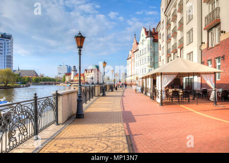 KALININGRAD, Russia - aprile 28.2018: etnografico e il commercio e artigianato centro Rybnaya derevnya nella città di Kaliningrad. Gli edifici sono costruiti in t Foto Stock