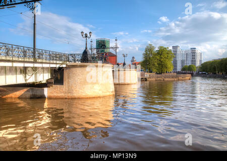 KALININGRAD, Russia - aprile 28.2018: Derevyannyy ponte che attraversa il fiume Pregolya nel centro storico della città Foto Stock