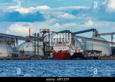 Cargo bulker navi sono ormeggiate nella città di Riga al terminale di carico Foto Stock