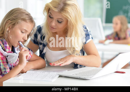 Insegnante con due studentesse Foto Stock