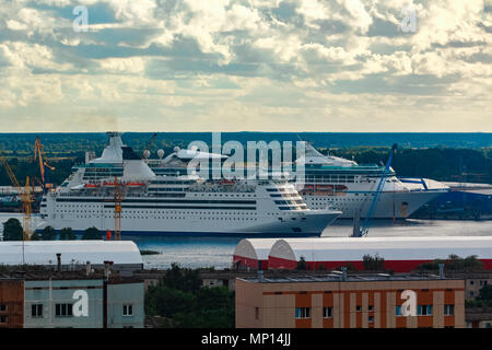 Due navi da crociera in Riga. Tour viaggi e servizi spa Foto Stock