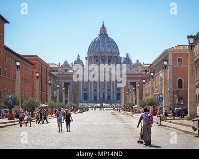 Roma, Italia-luglio 18, 2016: la Basilica di San Pietro al giorno da Via della Conciliazione a Roma Foto Stock