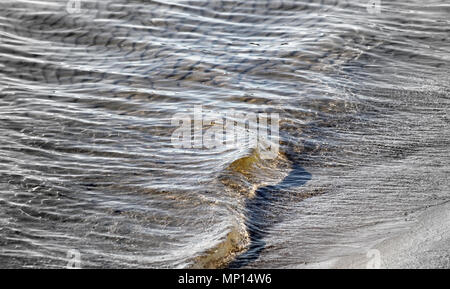 Close up di laminazione morbide onde sulla spiaggia sabbiosa Foto Stock