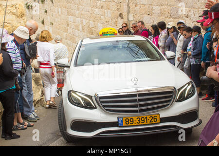 I turisti danno il via ad un taxi come si muove lentamente fino alla ripida collina di avenue al giardino di Gethsemene sul Monte degli Ulivi di Gerusalemme Foto Stock