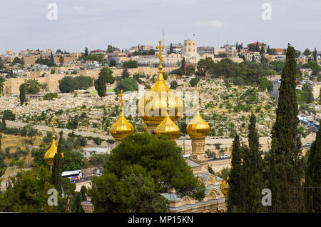 Il golden tetti delle torri sulla antica chiesa ortodossa russa nella città di Gerusalemme in Israele visto dal Monte degli Ulivi Foto Stock