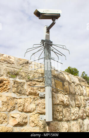 Una videocamera di sicurezza sul Monte degli Ulivi di Gerusalemme sul viale che conduce all ingresso del Biblico Giardino del Getsemani Foto Stock